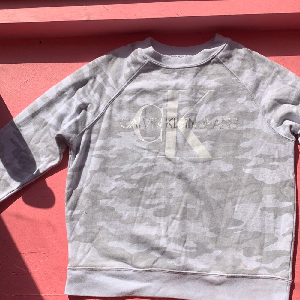 I am selling a Calvin’s Klein sweat shirt